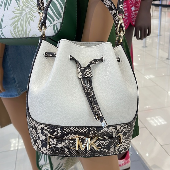 MICHAEL KORS 
Reed Md Pebbled Leather Belted Bucket Messenger Satchel Crossbody - Picture 16 of 16